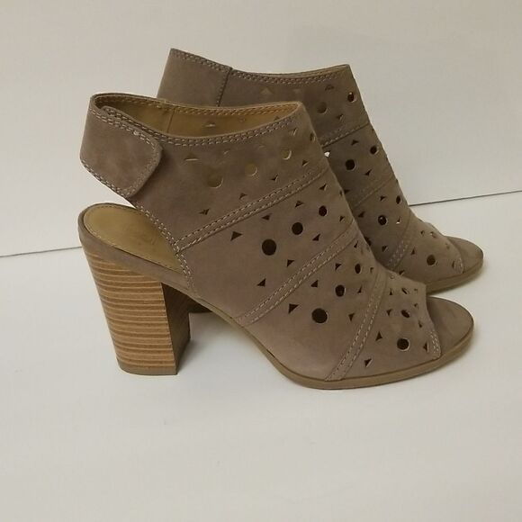 New Direction (Hayden) taupe colored heeled sandals. Size 9. - Picture 1 of 6